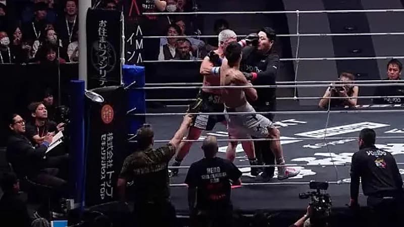 حكم يتعرض لضربات عنيفة من ملاكمَين بعد تدخله للفصل بينهما .. فيديو