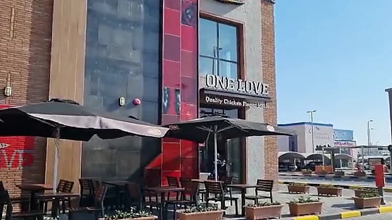 فيديو..مطعم شهير يثير الجدل بالكويت بسبب شعار يرمز للمثلية