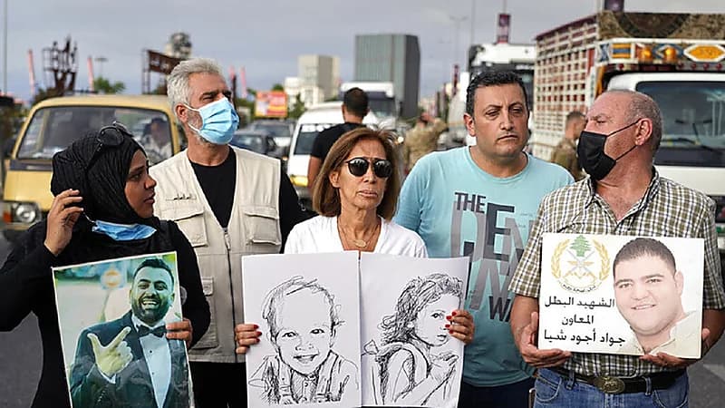 لبنانيون يتظاهرون أمام منزل وزير العدل ويقرعون بابه