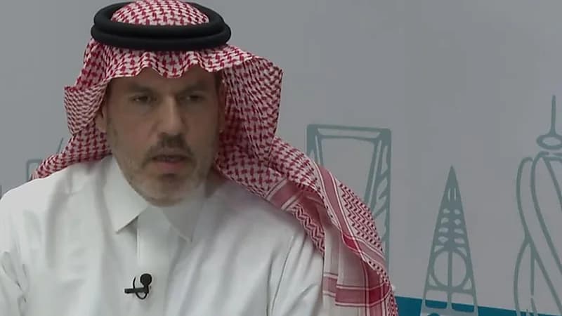 صيدلي ينشئ مصنع للأدوية بعد معاناة أقاربه مع أدوية السرطان .. فيديو