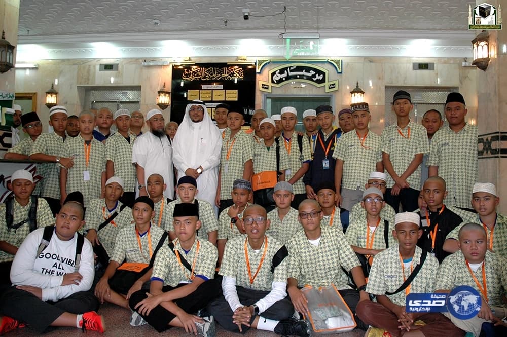 شاهد.. خالد عبدالرحمن يطلب من الجماهير الانتقال إلى مكان آخر للتصوير معه 