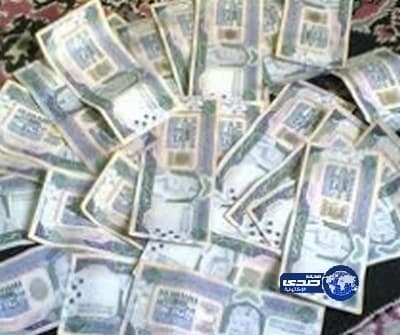 عمال تنجيد يعيدون مبلغ 50 ألف ريال عثروا عليها داخل كنبة أحضرها زبون