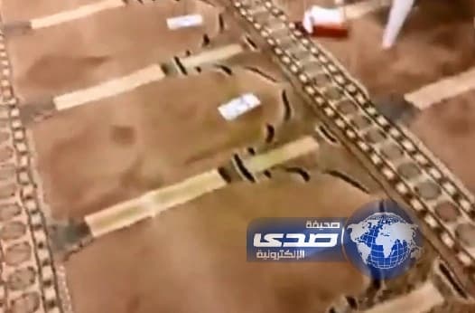بالفيديو.. مواطن يدعو للصلاة بالمسجد بوضع مبالغ من فئة الـ500 ريال أمام المصلين