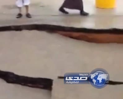 بالفيديو : هبوط في طبقة أسفلت بالرياض جراء الأمطار