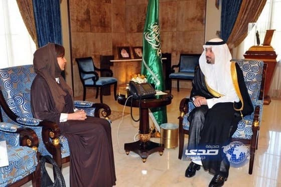 الامير مشعل يطلع على عرض برنامج التوعية البيئية المقدم من الدكتورة ماجدة أبو رأس