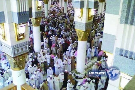 الحذيفي يقطع خطبته ويوجه رسالة للمصورين