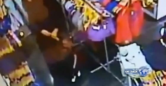 مواطنة تسرق مصوغات طفلة فتفضحها كاميرات المراقبة.. (فيديو)