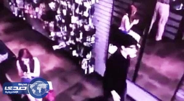 بالفيديو.. عدم ظهور رجل بلا انعكاس بالمرآة يثير الرعب في متجر