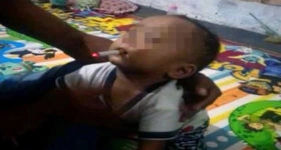 أب يجبر طفله الرضيع على التدخين