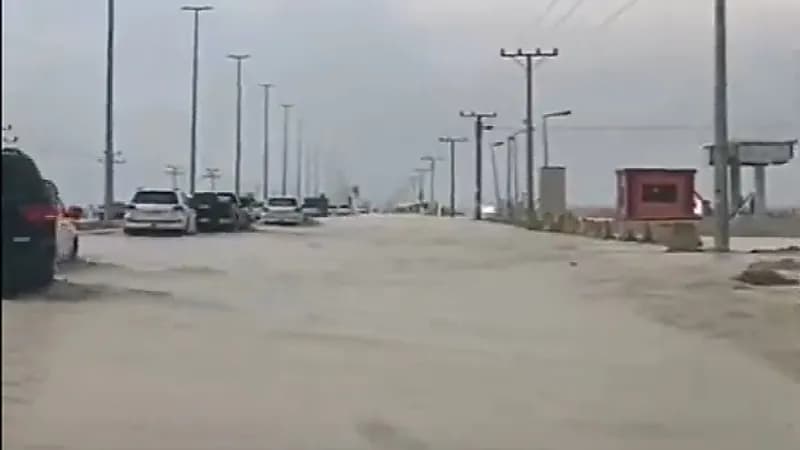 شاهد .. السيل يقطع طريق ضرما مرات غرب الرياض