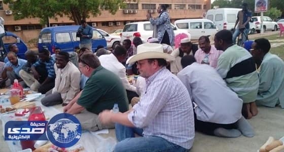 بالصور.. السفير الأمريكي في الخرطوم على مائدة الإفطار