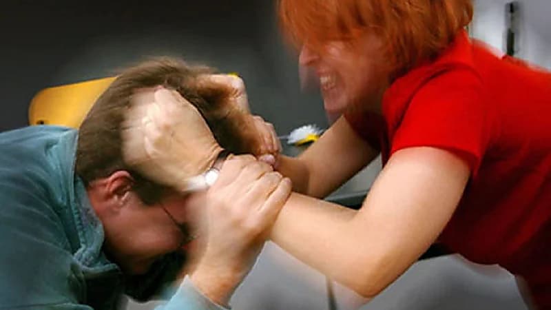 رجل يهرب من عنف امرأة بعد تعديها عليه وملاحقته بالقضايا