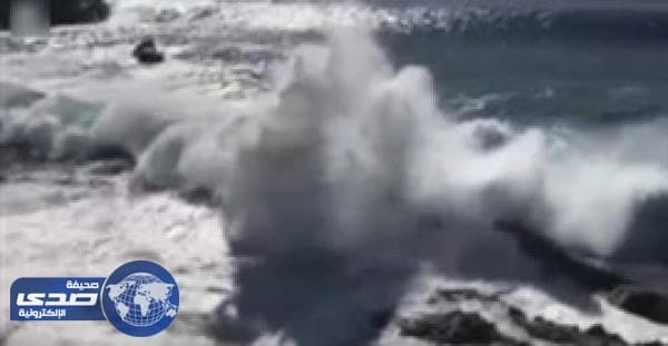 بالفيديو.. موجة ضخمة تبتلع عجوز وشاب  في تينيريفي