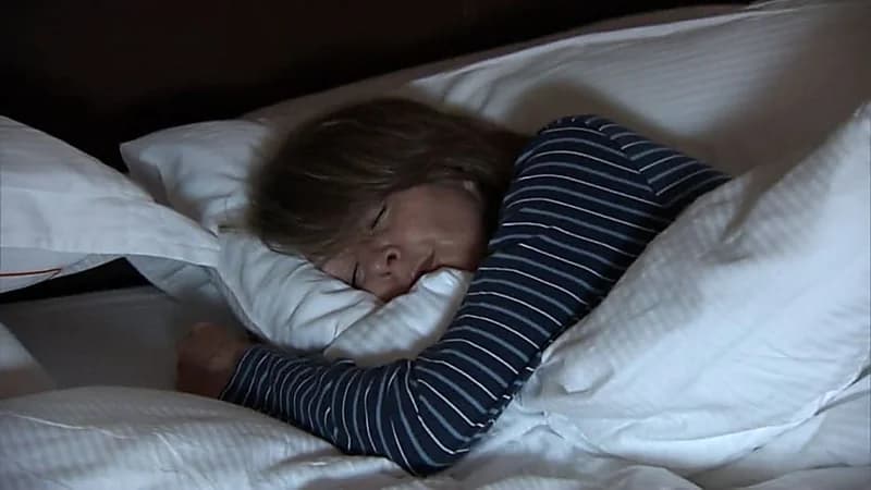 شبح يتحرش بامرأة أثناء نومها