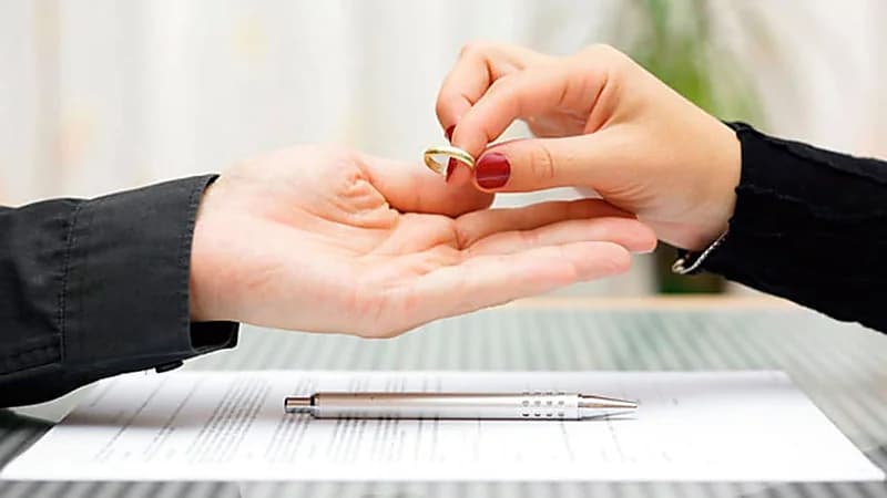 عارضة أزياء تقيم دعوى طلاق ضد زوجها بسبب هدية مهينة