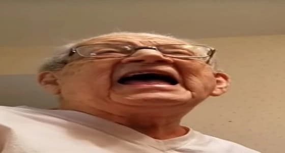 بالفيديو.. رد فعل طريف لمسن اكتشف أن عمره اقترب من المائة