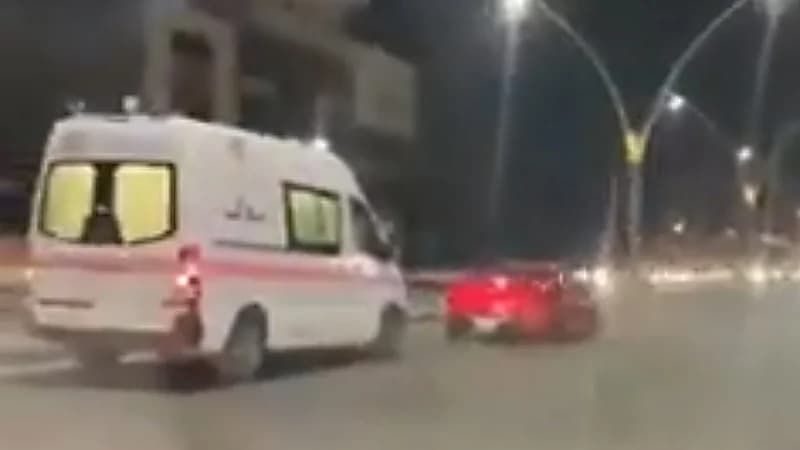 شاهد.. قائد مركبة يعرقل مرور سيارة إسعاف عمدا بالعراق