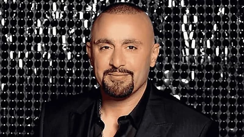 بالفيديو.. أحمد السقا يمارس رياضة الضغط على أكتاف شابين