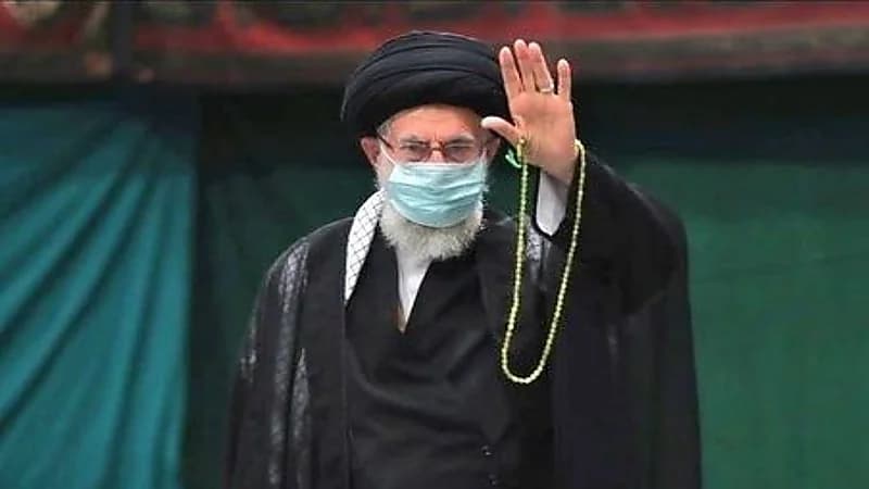 مرشد الملالي يحتضر ويلجأ لـ "عكاز" بعد الاحتجاجات (صورة)