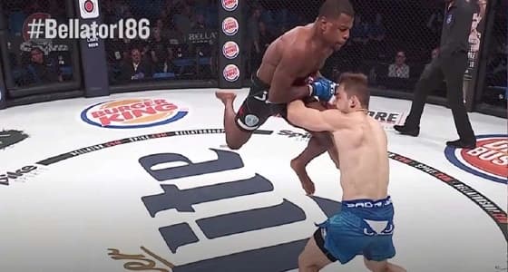 بالفيديو.. مصارع يقضي على منافسه في 90 ثانية فقط