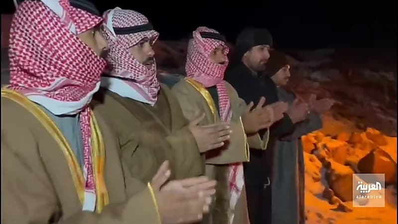 بالفيديو.. شبان يؤدون رقصة الدحة الشعبية احتفاء بتساقط الثلوج على قمة جبل اللوز