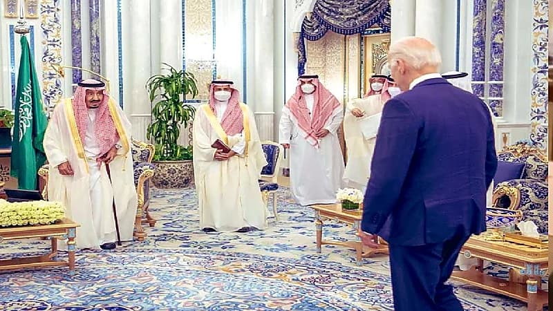 أكاديمي وشاعر يستعينان بأبيات شعرية لوصف هيبة الملك سلمان لحظة استقبال بايدن