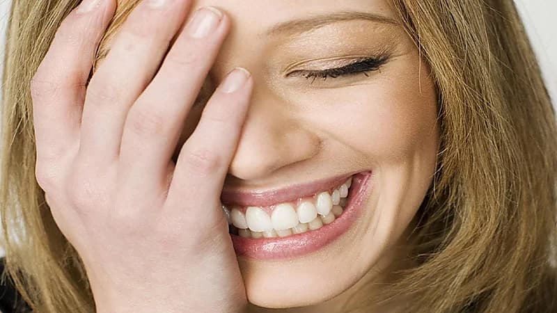 أسباب الضحك الهستيري أثناء تقديم العزاء