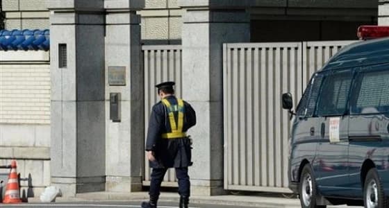 ضبط أب احتجز ابنه 20 عاما داخل قفص خشبي