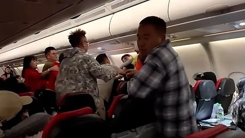 حديث نسائي يتسبب بشجار عنيف على متن طائرة.. فيديو