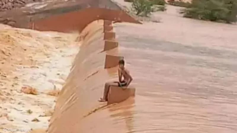 بالفيديو.. السيول تحاصر طفل في سد لأزيد من 24 ساعة