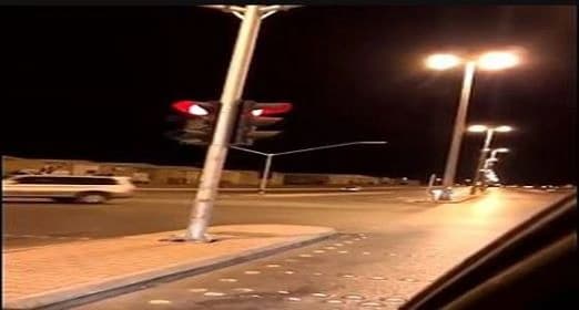 مواطن يرصد إشارة مرورية في وضع غريب بعكاظ