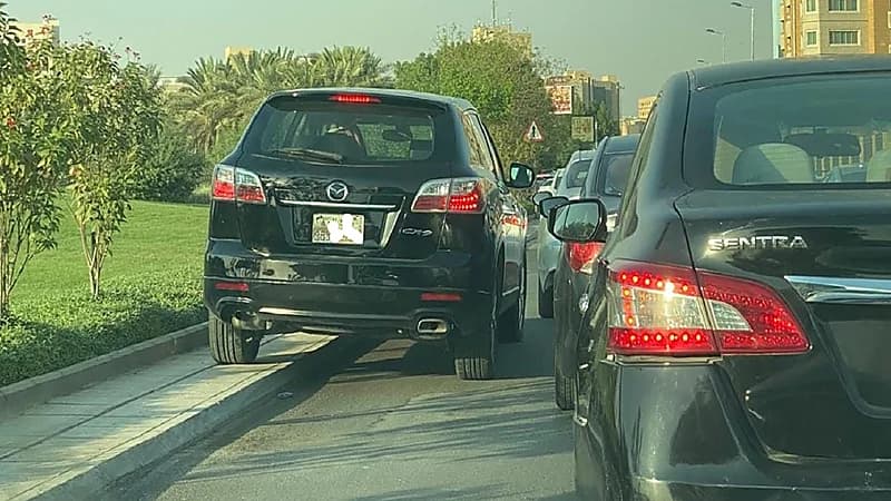 المرور يضبط قائد مركبة قام بالسير على الرصيف