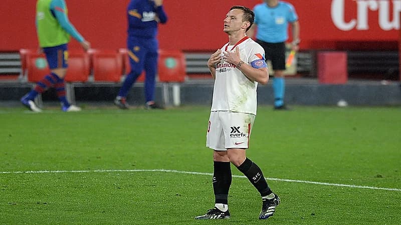 بالصور..راكيتيتش يرفض الاحتفال بهدفه في مرمى فريقه السابق برشلونة