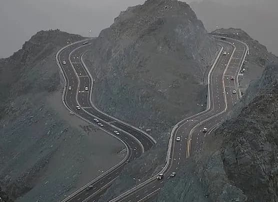 إعادة فتح طريق الهدا بعد توقف الأمطار وإزالة الصخور المتساقطة