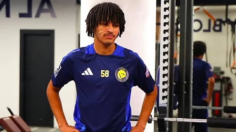 عبدالملك الجابر يؤدي العمرة قبل لقاء الاتحاد .. صورة