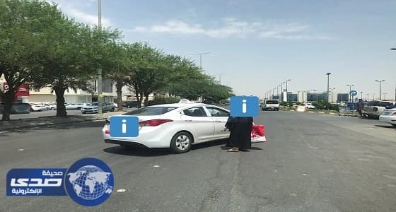 قائد مركبة مستهتر يغلق الطريق للتفاوض مع راكبة