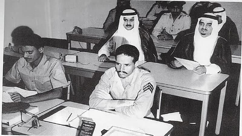 صورة نادرة للملك فهد في مدرسة الدفاع الجوي بجدة