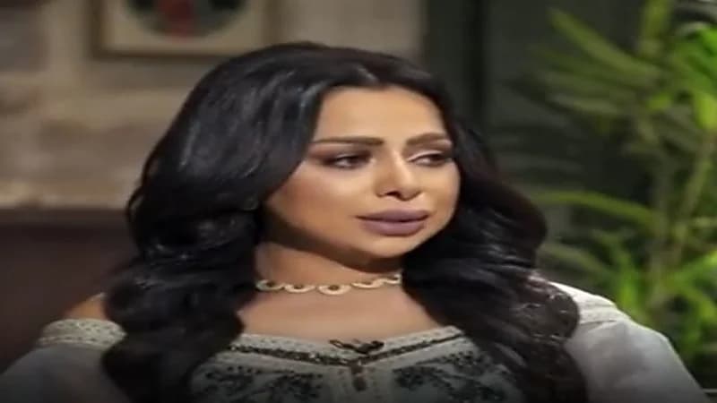 شاهد.. بكاء هند البلوشي على الهواء بعد ذكر الخلاف مع شقيقتها مرام 