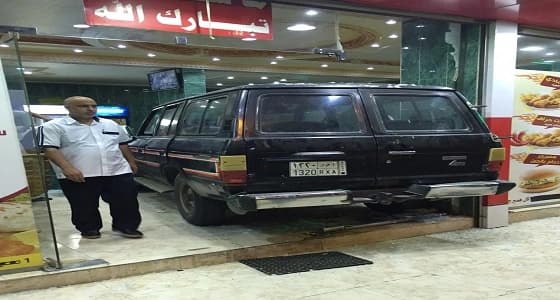 سائق يقتحم محل تجاري وسط المجاردة بسيارة لاندكروزر