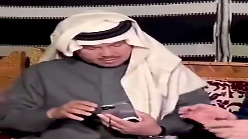 ‏شاهد.. محمد عبده يشتري جوال آيفون بديلاً عن النوكيا