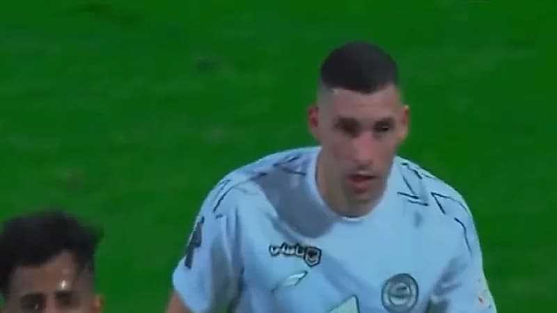 محترف الشباب ينهار بالبكاء في اللقاء الأخير له مع الفريق .. فيديو