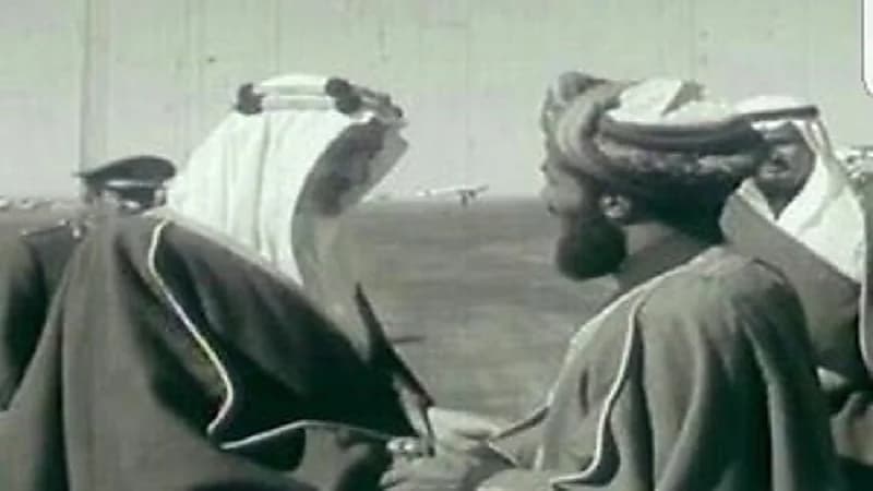 صورة نادرة للسلطان قابوس أثناء زيارته المملكة