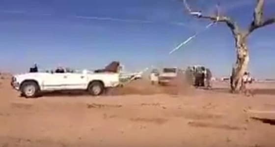 بالفيديو.. شاب يقتلع شجرة معمرة من أجل الاحتطاب