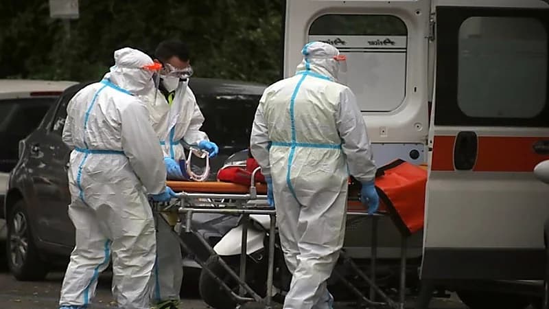 الكشف عن أول شخص بالعالم مُصاب بالإيدز وكورونا وجدري القرود