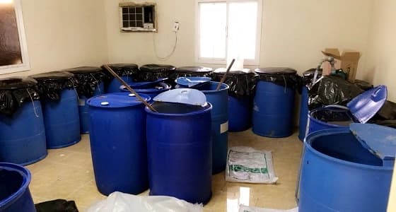 بالصور.. ضبط وإتلاف مصنع للخمور تديره شبكة من العمالة الوافدة في جدة