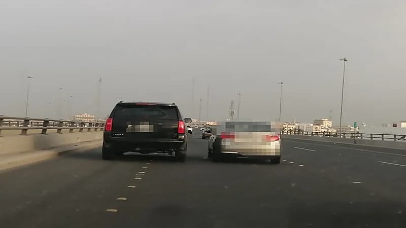 ضبط قائد مركبة تجاوز السيارات بسرعة عالية بأحد الطرق (صورة)