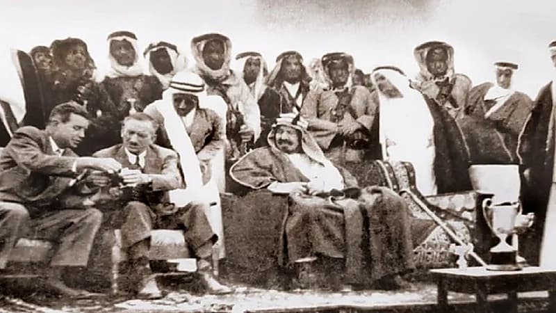 صورة نادرة للملك عبدالعزيز أثناء حضوره نهائي مباراة كرة قدم بالظهران