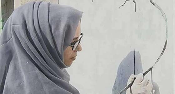 عندما يفضح الإبداع الحوثيين.. فنانة يمنية تلجأ للجداريات للتذكير بضحايا الحرب