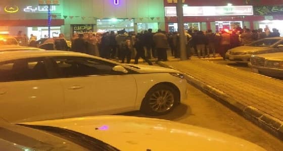 بالفيديو..مضاربة عنيفة بـ " مول " في الرفحاء