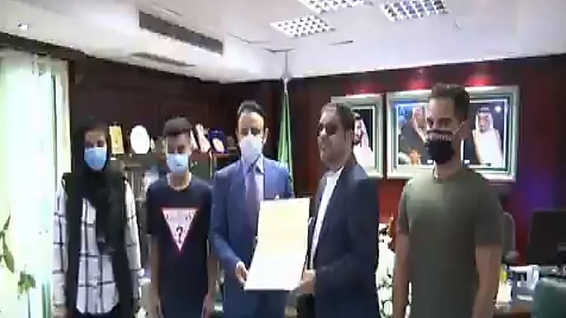 بالفيديو.. مواطن يتحدى إعاقته البصرية ويحصل على الدكتوراه في علم النفس